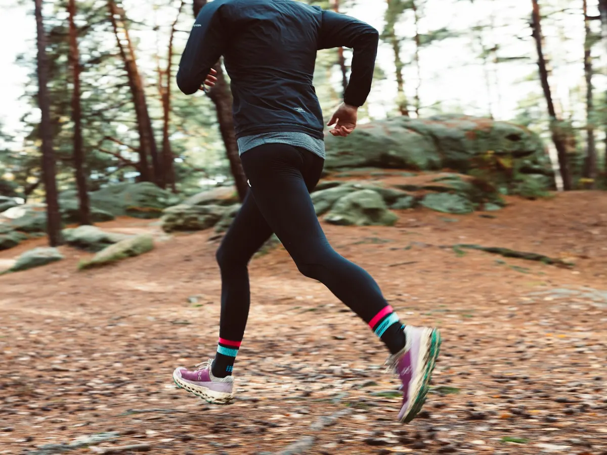 Coureur sur un sentier en forêt