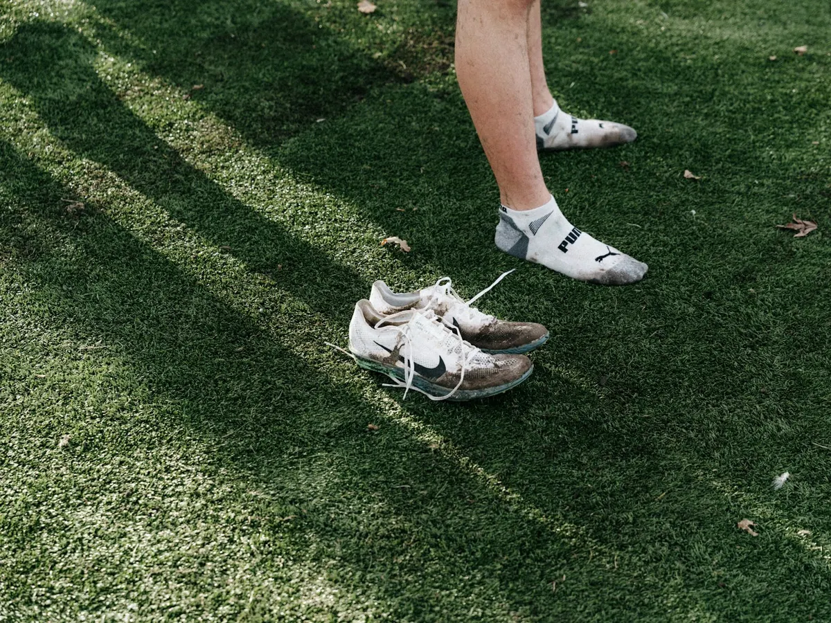 Crampons sur la pelouse avant le match