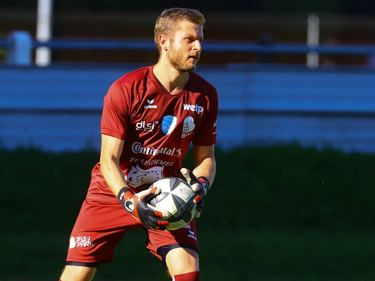Jonathan Grébil en tenue de football, ballon en mains