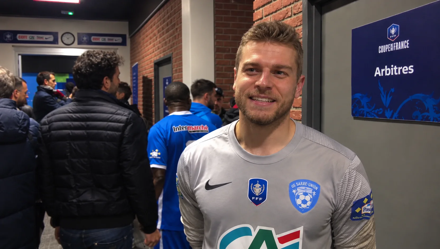 Jonathan Grébil en tenue de football dans un couloir