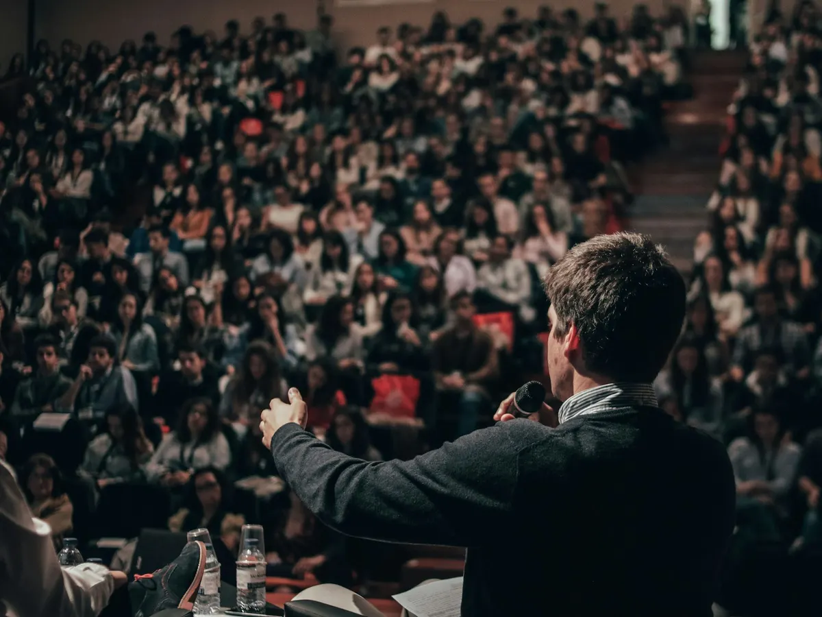 Orateur face à une salle pleine