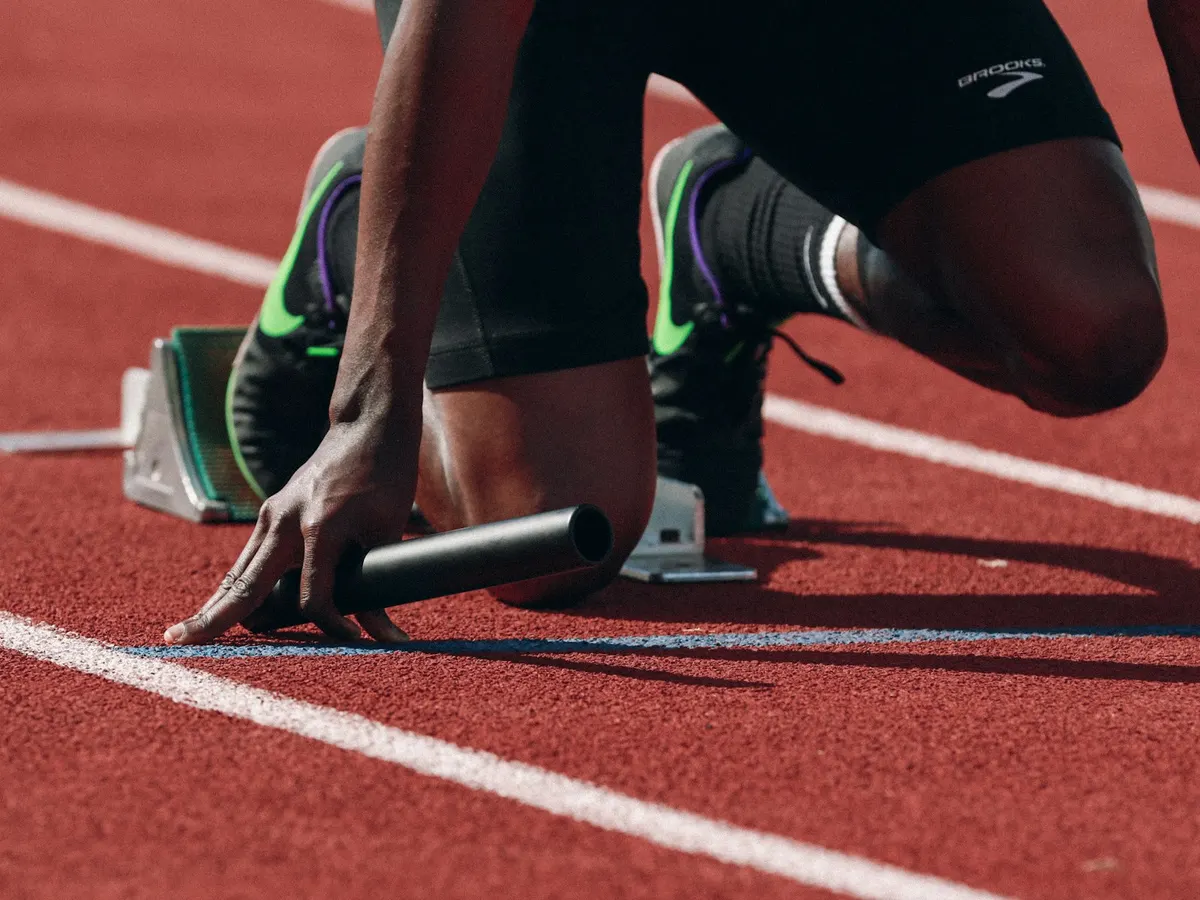 Sprinteur concentré dans les starting-blocks